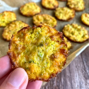 Crispy broccoli cheddar rounds, a delicious low-carb snack option