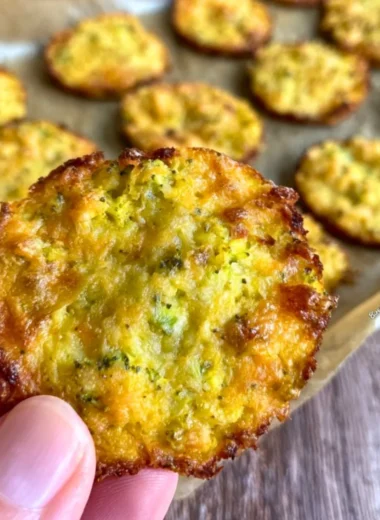 Crispy broccoli cheddar rounds, a delicious low-carb snack option