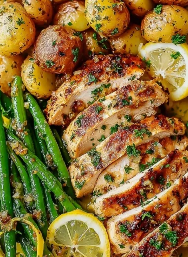 Healthy lemon garlic chicken meal prep bowls with vegetables