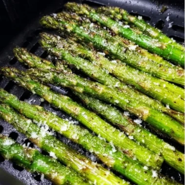 Crispy Air Fryer Roasted Asparagus served on a plate