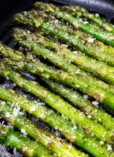Crispy Air Fryer Roasted Asparagus served on a plate