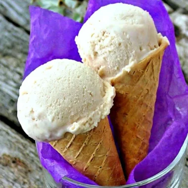 Delicious banana frozen yogurt served in a bowl with fresh banana slices on top.
